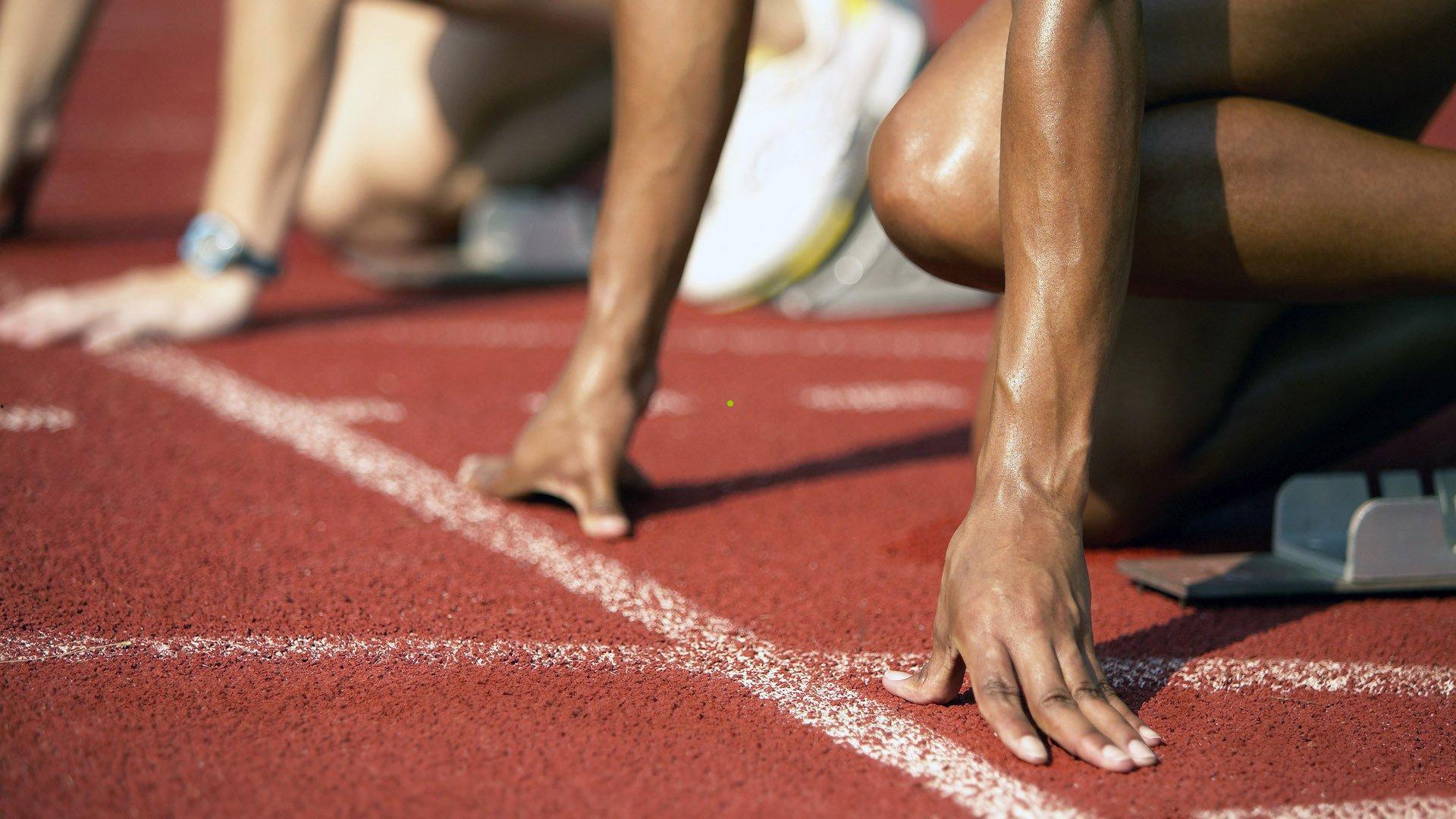 艾顿幽默回应防守质疑，湖人支柱？疯狂的问题！